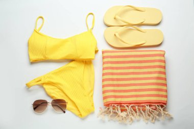 Beyaz zemin üzerinde farklı plaj nesneleri ile düz bileşim yatıyordu