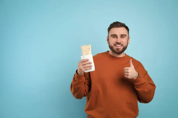 Ung Man Med Läcker Shawarma Turkos Bakgrund Utrymme För Text — Stockfoto