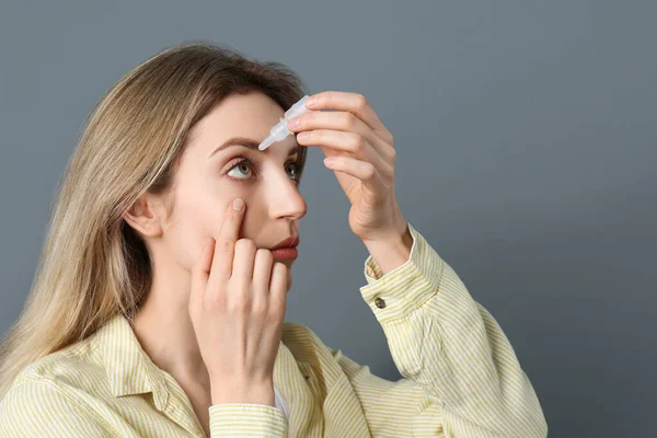 Junge Frau Mit Augentropfen Auf Dunkelgrauem Hintergrund — Stockfoto