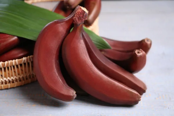 Smaczne Czerwone Banany Dla Dzieci Szarym Stole Zbliżenie — Zdjęcie stockowe