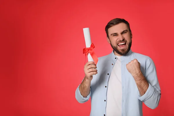 Estudiante Emocional Con Diploma Fondo Rojo Espacio Para Texto —  Fotos de Stock