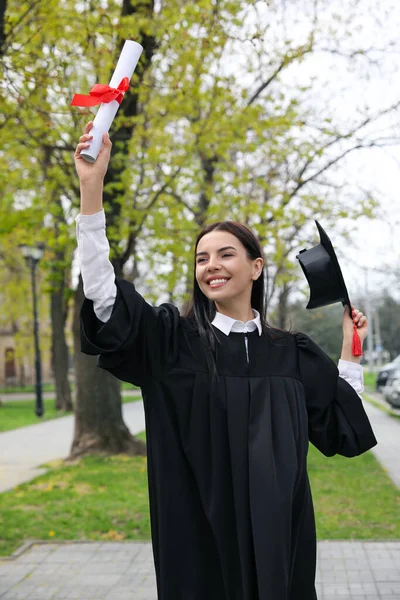 Šťastný Student Diplomem Absolvování Obřadu Venku — Stock fotografie