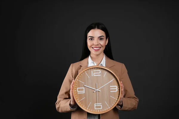 Empresaria Sosteniendo Reloj Sobre Fondo Negro Gestión Del Tiempo — Foto de Stock