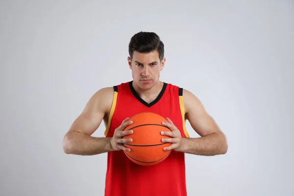 Basketballspieler Mit Ball Auf Grauem Hintergrund — Stockfoto