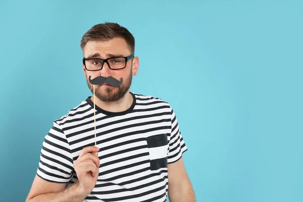 Homme Drôle Avec Fausse Moustache Sur Fond Turquoise Espace Pour — Photo