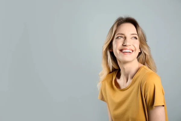 Retrato Mujer Joven Feliz Con Hermoso Cabello Rubio Sonrisa Encantadora — Foto de Stock