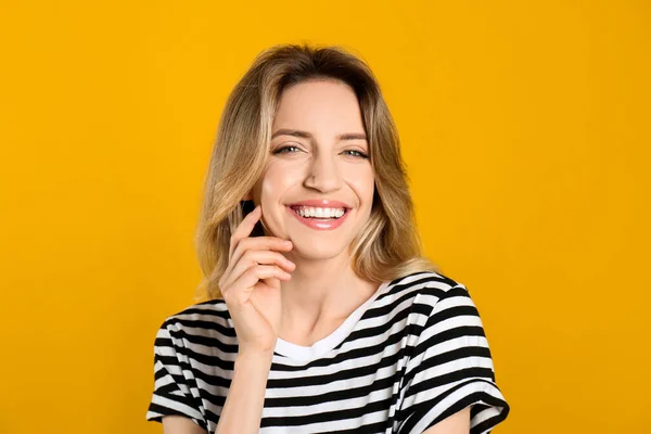 Retrato Jovem Feliz Com Belo Cabelo Loiro Sorriso Encantador Fundo — Fotografia de Stock