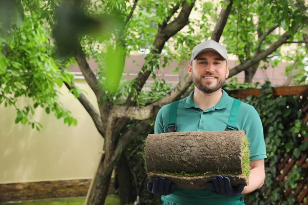 Trabalhador Segurando Grama Rolou Sod Jardim Espaço Para Texto — Fotografia de Stock