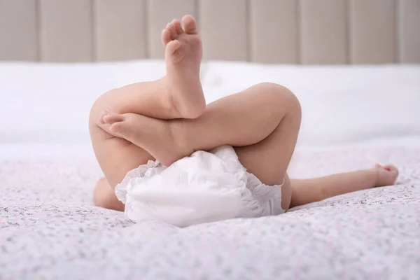Маленька Дитина Підгузник Ліжку Крупним Планом — стокове фото
