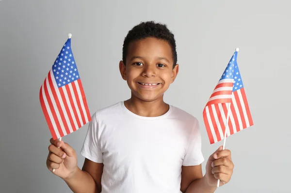 Niño Afroamericano Feliz Sosteniendo Banderas Nacionales Sobre Fondo Gris Claro — Foto de Stock