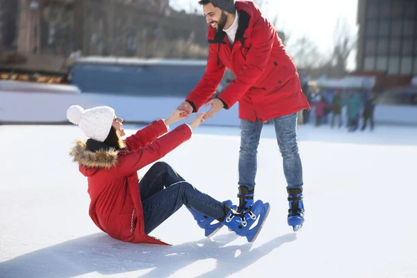 Encantador Casal Passar Tempo Juntos Pista Patinação Gelo Livre — Fotografia de Stock