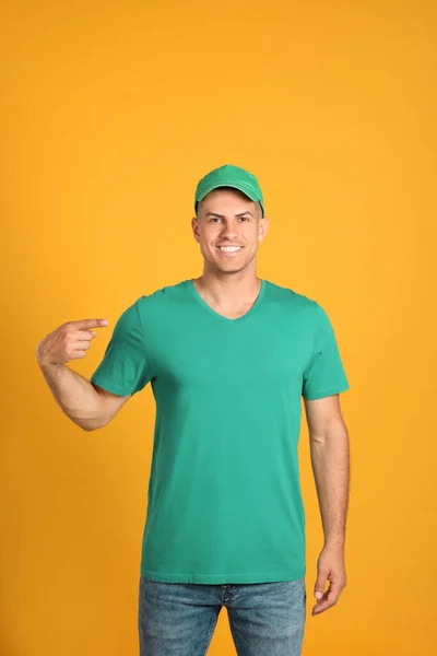 Hombre Feliz Con Gorra Verde Camiseta Sobre Fondo Amarillo Burla — Foto de Stock