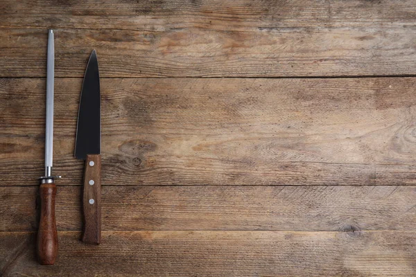 Acier Aiguiser Couteau Sur Table Bois Pose Plate Espace Pour — Photo