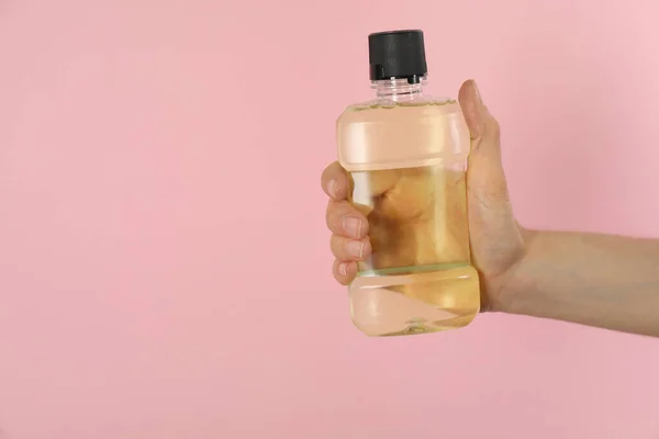 Frau Mit Flasche Mit Mundwasser Auf Rosa Hintergrund Nahaufnahme Raum — Stockfoto