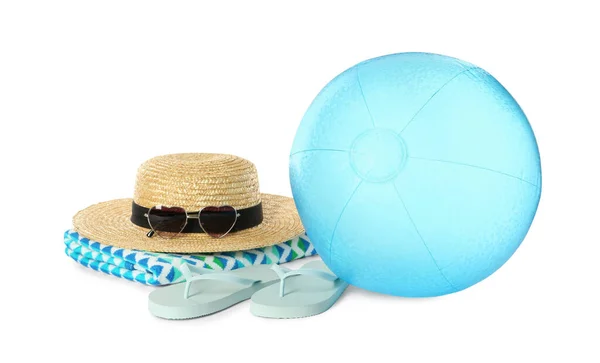 Aufblasbarer Ball Und Strand Accessoires Auf Weißem Hintergrund — Stockfoto