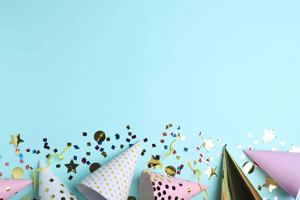 Composición Plana Con Sombreros Fiesta Confeti Sobre Fondo Azul Claro — Foto de Stock