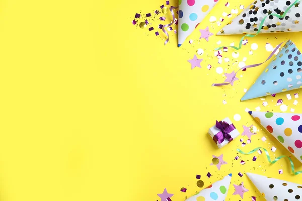Flache Komposition Mit Partyhüten Geschenkschachtel Und Konfetti Auf Gelbem Hintergrund — Stockfoto