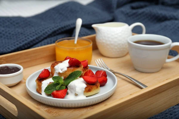 Köstliche Quark Pfannkuchen Mit Frischen Erdbeeren Saurer Sahne Und Minze — Stockfoto