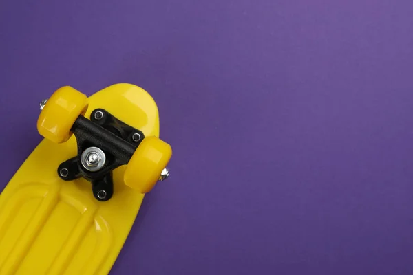 Skateboard Sobre Fondo Púrpura Vista Superior Espacio Para Texto — Foto de Stock