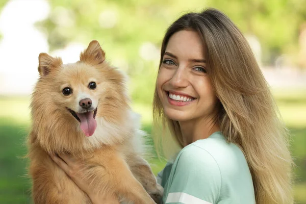 Jonge Vrouw Met Haar Schattige Hond Park Zonnige Dag — Stockfoto