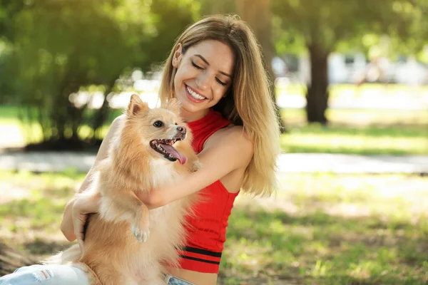 Jonge Vrouw Met Haar Schattige Hond Park — Stockfoto