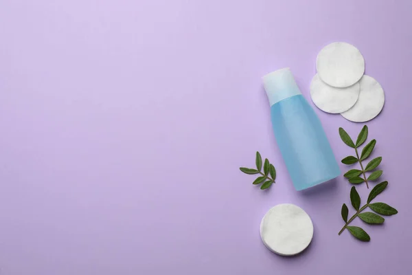 Almohadillas Algodón Hojas Productos Eliminación Maquillaje Sobre Fondo Violeta Disposición —  Fotos de Stock