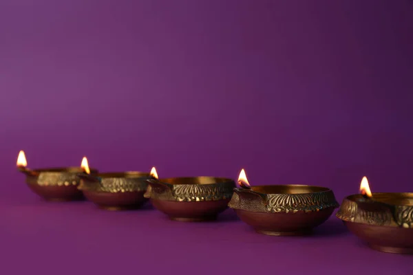 紫色の背景にDiyaランプを点灯します ディワリのお祝い — ストック写真