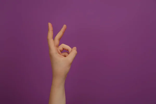 Жінка Показує Два Пальці Фіолетовому Тлі Крупним Планом Простір Тексту — стокове фото