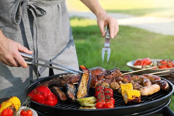 Hombre Cocinar Carne Verduras Parrilla Barbacoa Parque Primer Plano — Foto de Stock