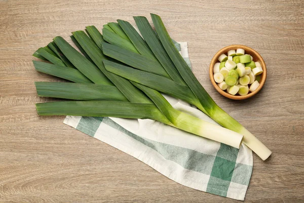 Porri Freschi Interi Tagliati Tavola Legno Posa Piatta — Foto Stock