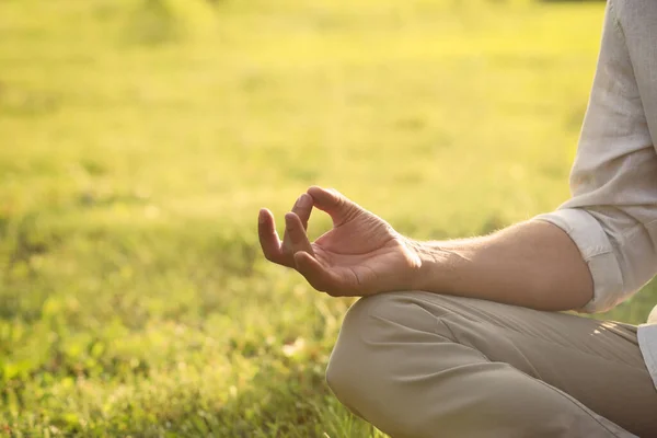 Güneşli Bir Günde Meditasyon Yapan Bir Adam Yakın Plan Metin — Stok fotoğraf