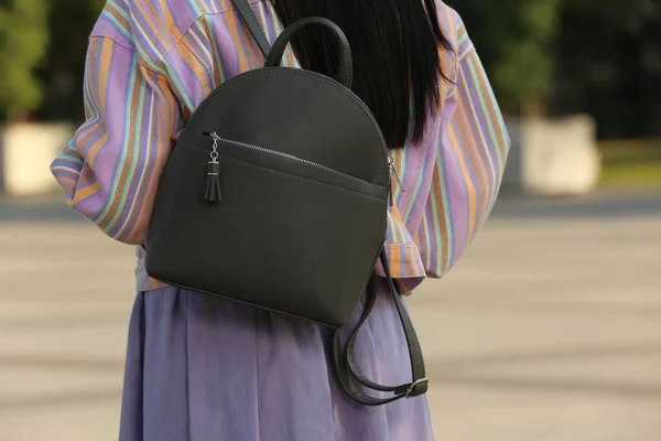 Jovem Com Mochila Elegante Rua Cidade Close Visão Traseira — Fotografia de Stock