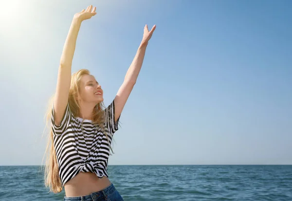 Mulher Bonita Dançando Perto Mar Dia Ensolarado Verão — Fotografia de Stock