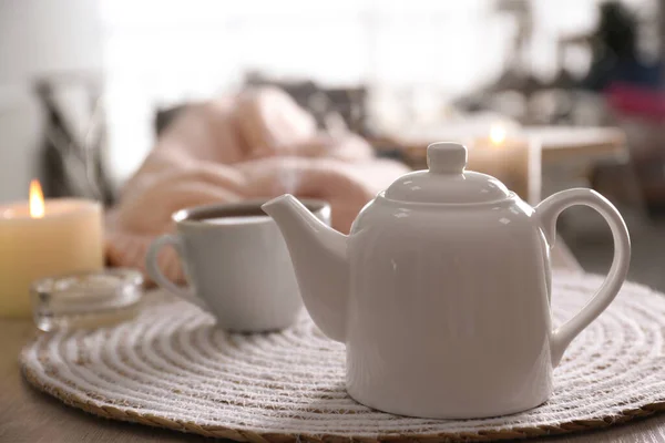 部屋のテーブルの上に熱いお茶のカップとティーポット — ストック写真