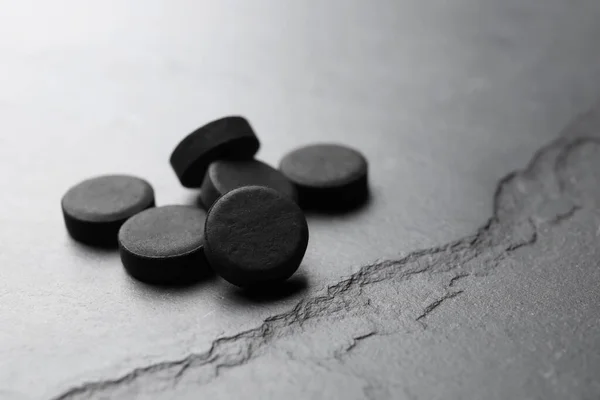 Tabletki Węglem Aktywowanym Czarnym Stole Miejsce Tekst Silny Sorbent — Zdjęcie stockowe