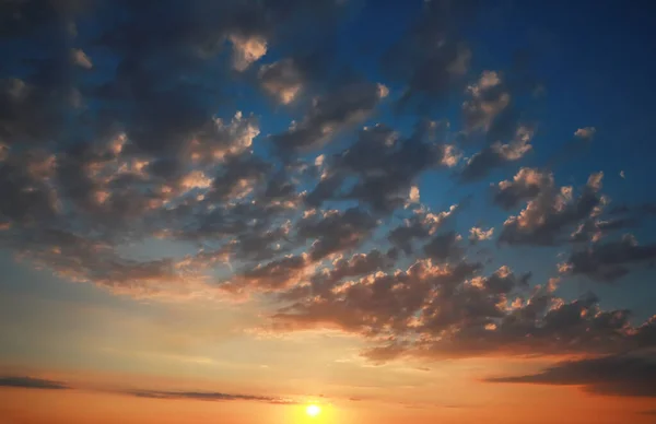 Vista Pitoresca Céu Bonito Com Nuvens Pôr Sol — Fotografia de Stock