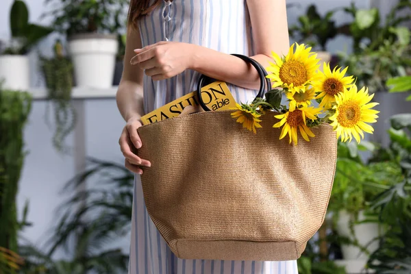 Donna Che Tiene Borsa Spiaggia Con Rivista Bellissimo Mazzo Girasoli — Foto Stock