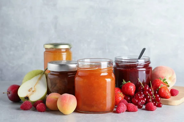 Pots Avec Différentes Confitures Fruits Frais Sur Table Grise — Photo