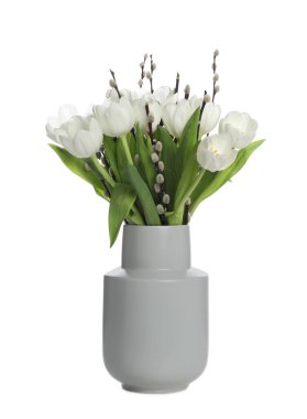 Beyaz vazoda güzel söğüt dalları ve laleler.