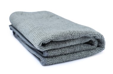 Temiz gri mikrofiber kumaş beyaza izole edilmiş.