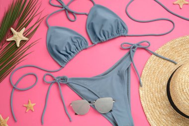 Pembe arka planda şık bikinili düz konum