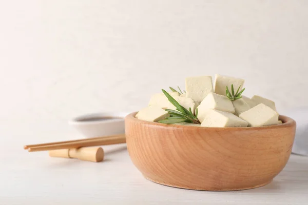 Heerlijke Tofu Met Rozemarijn Geserveerd Witte Houten Tafel Ruimte Voor — Stockfoto