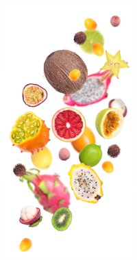 Beyaz arka planda farklı egzotik meyveler uçuşuyor.