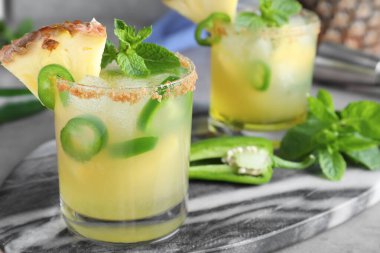 Jalapeno ve nane aromalı baharatlı ananas kokteyli, yakın plan. Metin için boşluk