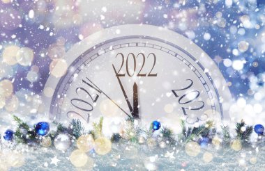 2022 yılına kadar saat sayımı ve mücevherli köknar dalları. Bokeh etkisi