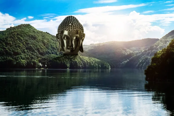 Majestätische Buddha Skulptur Der Nähe Von See Und Bergen Sonnigen — Stockfoto