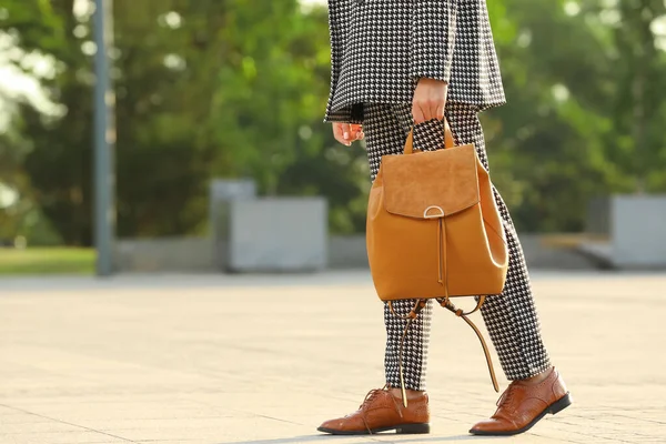 Jovem Com Mochila Elegante Rua Cidade Close Espaço Para Texto — Fotografia de Stock