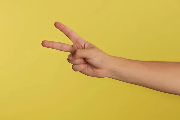Adolescente Mostrando Dois Dedos Fundo Amarelo Close — Fotografia de Stock