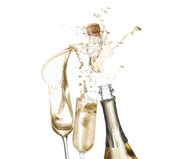 白地に瓶やグラスから飛び出るスパークリングワイン — ストック写真