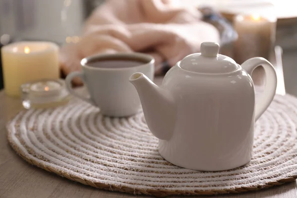 Чайник Чашкою Гарячого Чаю Столі Приміщенні — стокове фото